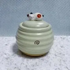 緑色の猫フィギュア付き陶器置物