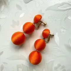 オレンジ フェルトボール イヤリング 約6cmのサムネイル