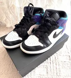 NIKE AIR JORDAN 1 MID