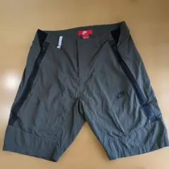 NIKE 止水ジップ 立体裁断 クロップドショーツ カーキ　ウーブンパンツのサムネイル
