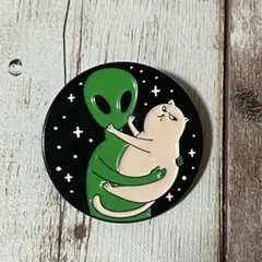 宇宙人に抱かれる猫のピンバッジ　ピンブローチ