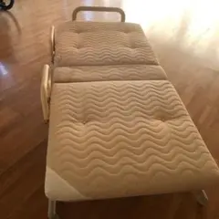 折りたたみベッド ベージュ 波形デザイン