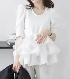 完売品　美品　AMELY バルーンフリルドッキングトップス　ホワイトのサムネイル