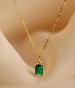 新品　エメラルドグリーン　ゴールド　ネックレス