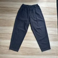 COMOLI ネイビーデニムテーパードパンツ