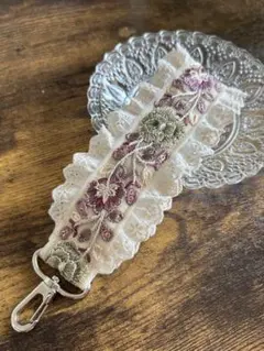 ハンドメイド　インド刺繍とフリルの携帯ストラップ