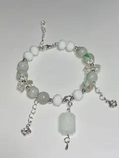 86.白と薄いグリーンのグラデーション