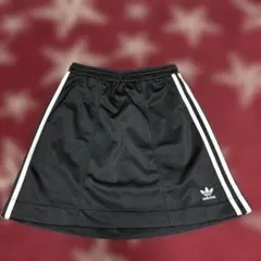 美品　adidas ミニスカートジャージ　Sサイズ