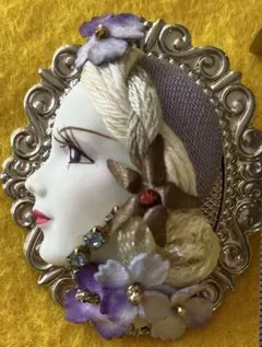 女性の横顔 エレガント紫の花ブローチ