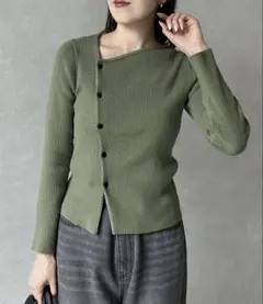 Thevon （ゼヴォン）アシメネックボタンデザインニット　トップスのサムネイル