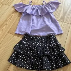 紫オフショルダーと黒水玉スカート水着