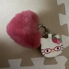 ハローキティ ふわふわファーチャームイチゴめがねっコ