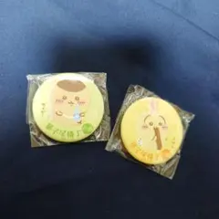 ちいかわ もぐもぐ本舗 菓子屋横丁の思い出マット缶バッジ うさぎ　くりまんじゅう