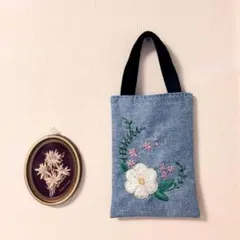 手刺繍ミニトート　デニム風プリント生地　白花と小花のナチュラル刺繍　一点もの