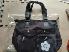 フラワーモチーフ付き黒ショルダーバッグ