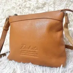 美品✨　Dakota ダコタ　ショルダーバッグ　ロゴ　ブラウン レザー 斜め掛け