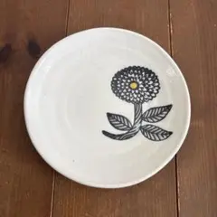 Madu マディ ダリア柄 花柄 陶器 皿 プレートのサムネイル