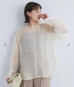 透け感のある長袖シャツ