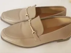 ベージュ ローファー 金具装飾付き