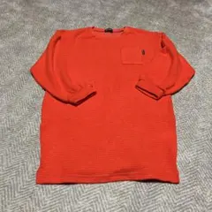オレンジ色の長袖Tシャツ