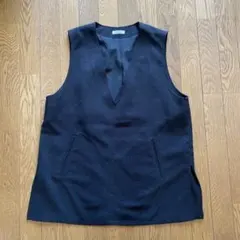 a.v.v 黒のVネックベスト