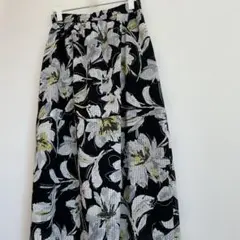 ￼INDIVIスカート　ブラック系　大きな花柄