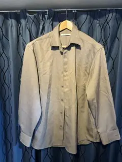 ベージュ 長袖シャツ