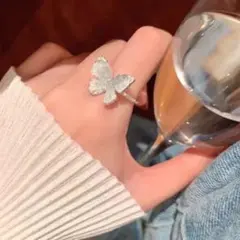 蝶の形状のクリスタル風リング