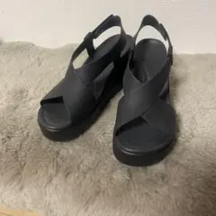Crocs ブラック クロスストラップ サンダル