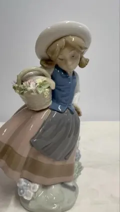 希少・廃盤】リヤドロ LLADRO 椅子に座る少女 カケ・割れなし - メルカリ