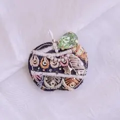 89. ビーズ刺繍ブローチ　りんご　インド刺繍リボン　ブラック　ビジュー