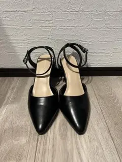 ブラック ポインテッドトゥ アンクルストラップパンプス