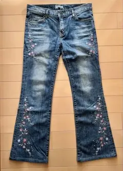 Lyon Deuxリヨンドゥ レディースデニムパンツ 花柄刺繍 ラインストーン