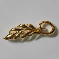 エレガントな金色の葉っぱのブローチ