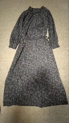 グレーの葉柄長袖マキシワンピース