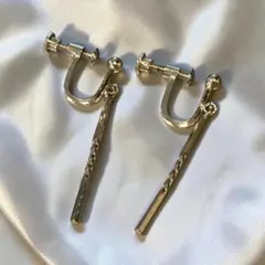 ツイストバーデザイン ネジバネ式イヤリング ゴールドカラー