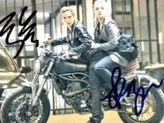 スカーレット・ヨハンソンとフローレンス・ピュー直筆サイン入り2Lサイズ写真…