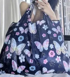 大きめのエコバッグ1袋 折りたたみ買い物袋　大容量 収納袋 男女兼用 蝶柄 紺色