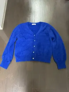 青いボタン付きカーディガン