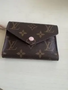 ルイヴィトンの三つ折り財布です。