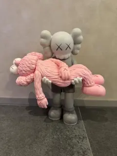 KAWS フィギュア グレー/ピンク