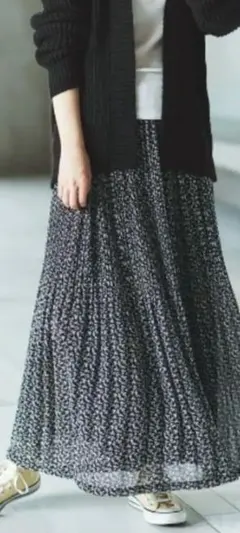 美品✨️Ranan フレアスカート　フラワープリント　小花柄　黒　М