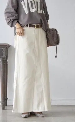 アイボリー タイトデニムスカート ストラップ付き