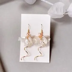 花びらパール×ツイストゴールドピアス｜大人可愛い・上品・イヤリング変更可
