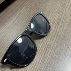 黒 サングラス 赤いロゴ入り