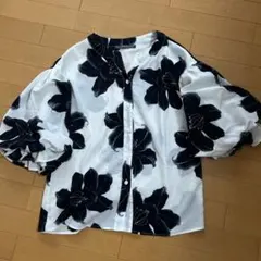 Amanuge フラワープリント バルーンスリーブシャツ