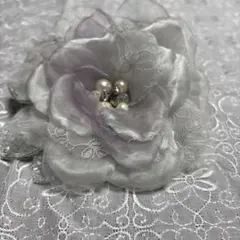 グレー花モチーフブローチ