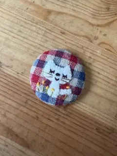 ハンドメイド　猫の刺繍 チェック柄ブローチ