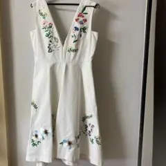 chestyホワイト フラワー刺繍 ノースリーブジャンパースカート