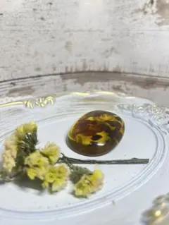琥珀のデザインブローチ